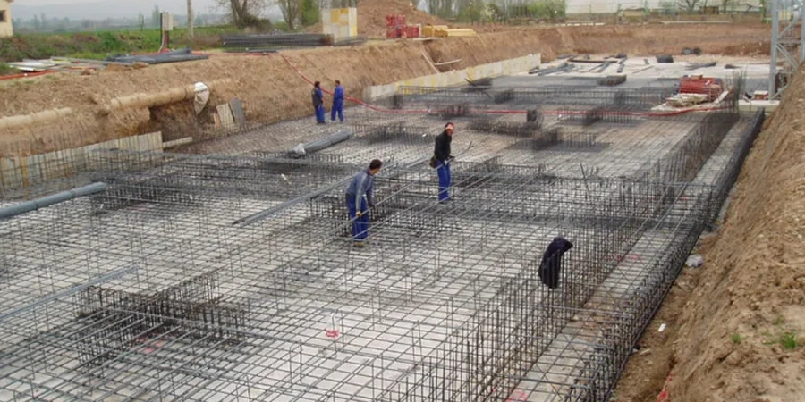 Diseño de Cimentaciones Superficiales en Calama: Geotecnia para Suelos Salinos