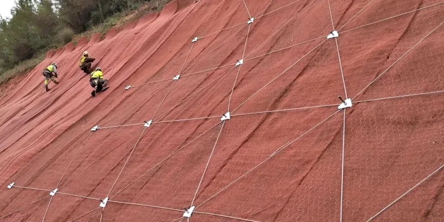 Estabilidad de Taludes en Calama: Ingeniería para Suelos Desérticos y Alta Pendiente
