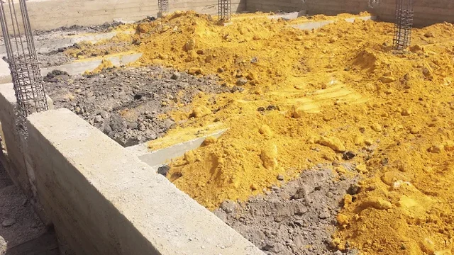 Diseño de Muros de Contención en Calama: Anclaje en Suelos Salinos y Taludes del Loa
